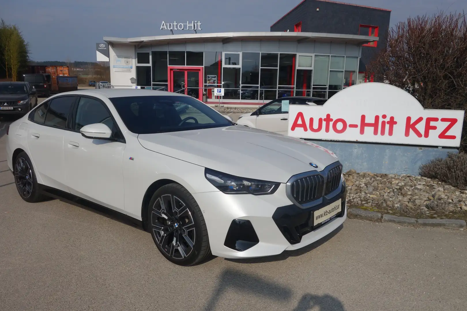 BMW 520 520d MHEV Aut.***M-Paket/AHK/8 fach ALU*** Weiß - 1