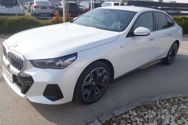 BMW 520 520d MHEV Aut.***M-Paket/AHK/8 fach ALU*** Ansicht 3