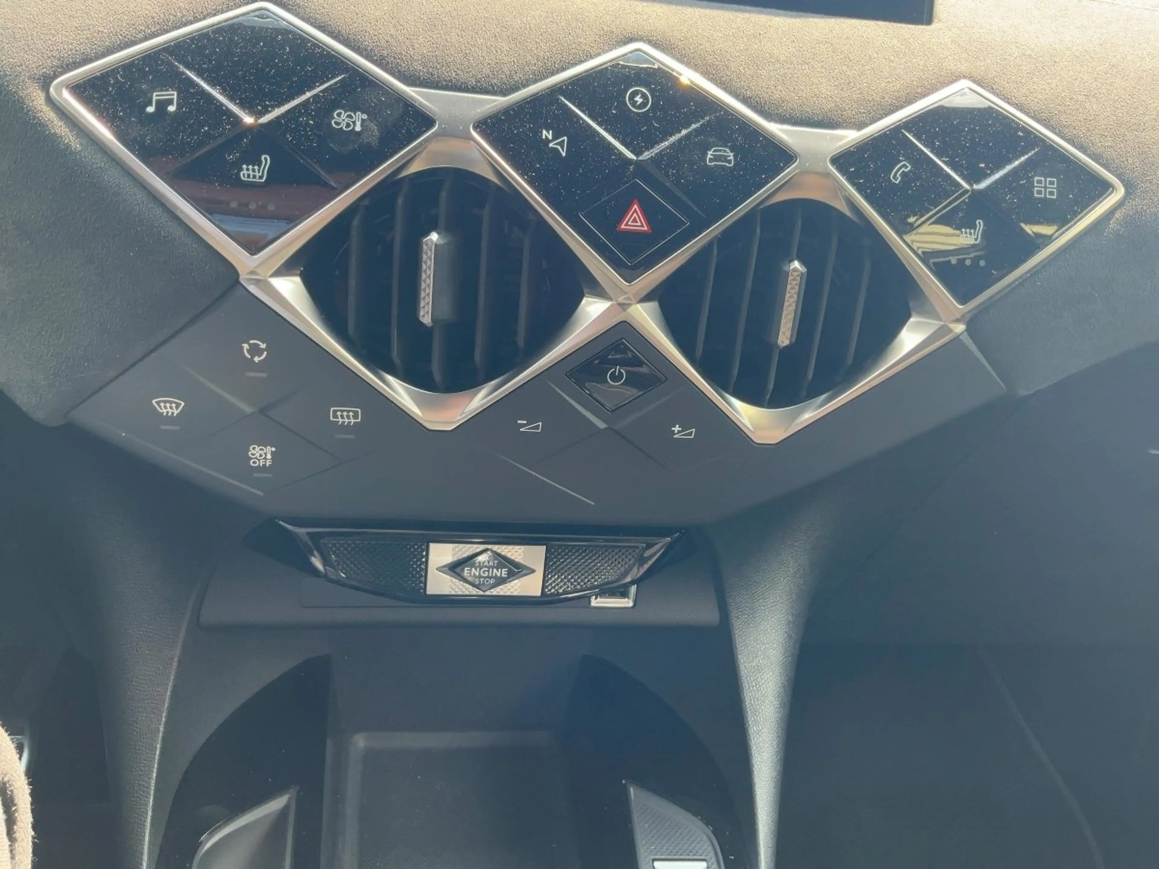 DS Automobiles DS 3 Crossback Alcantara+LED+Navi+SHZ+Kam.+LM — photo 18