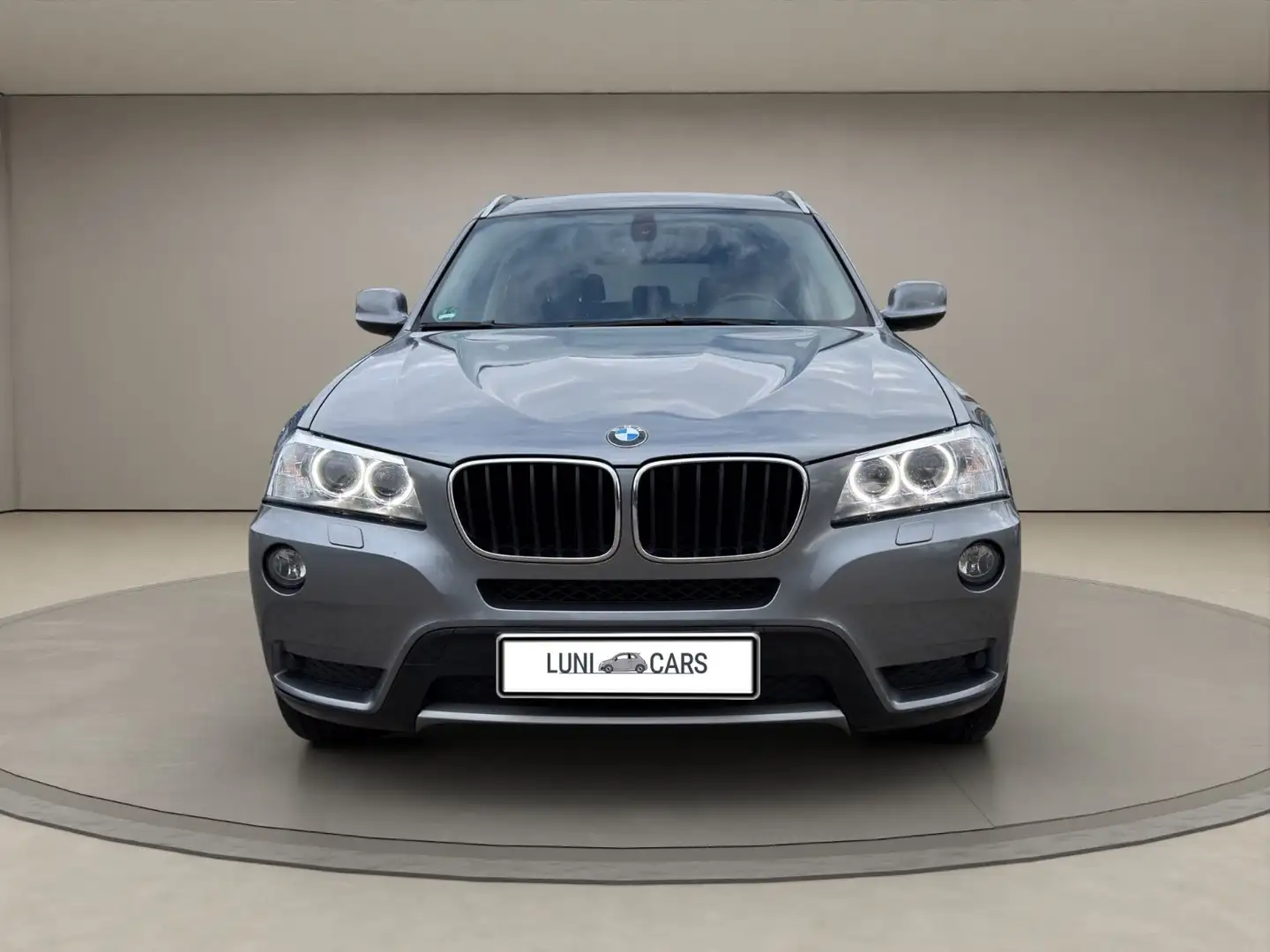 BMW X3 xDrive 20 d Aut. / Xenon / AHK / Navi / Pano Grau - 2