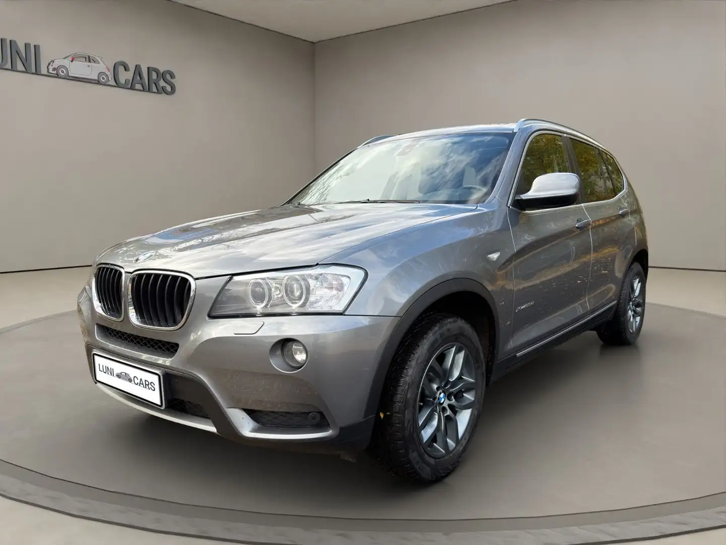 BMW X3 xDrive 20 d Aut. / Xenon / AHK / Navi / Pano Gris - 1