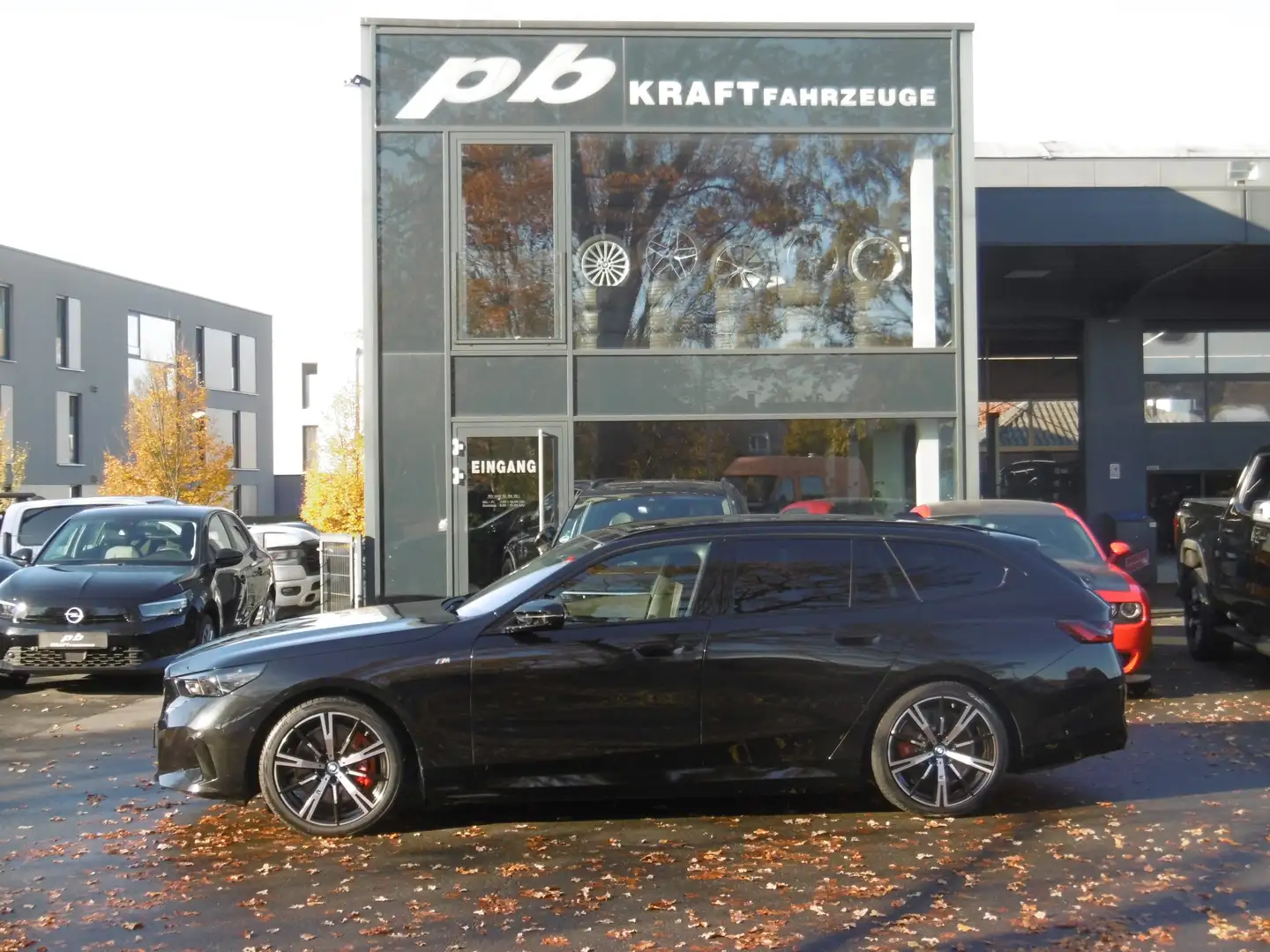 BMW i5 M60 Touring AHK B&W Pano BAB Assist. bel. Sitze Noir - 1