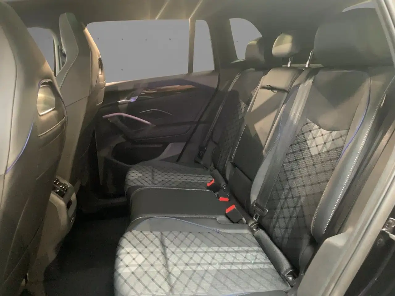 Volkswagen Tiguan R-Line 2,0 l TDI 4M *MATRIX*PANO*AHK*NAV* 9