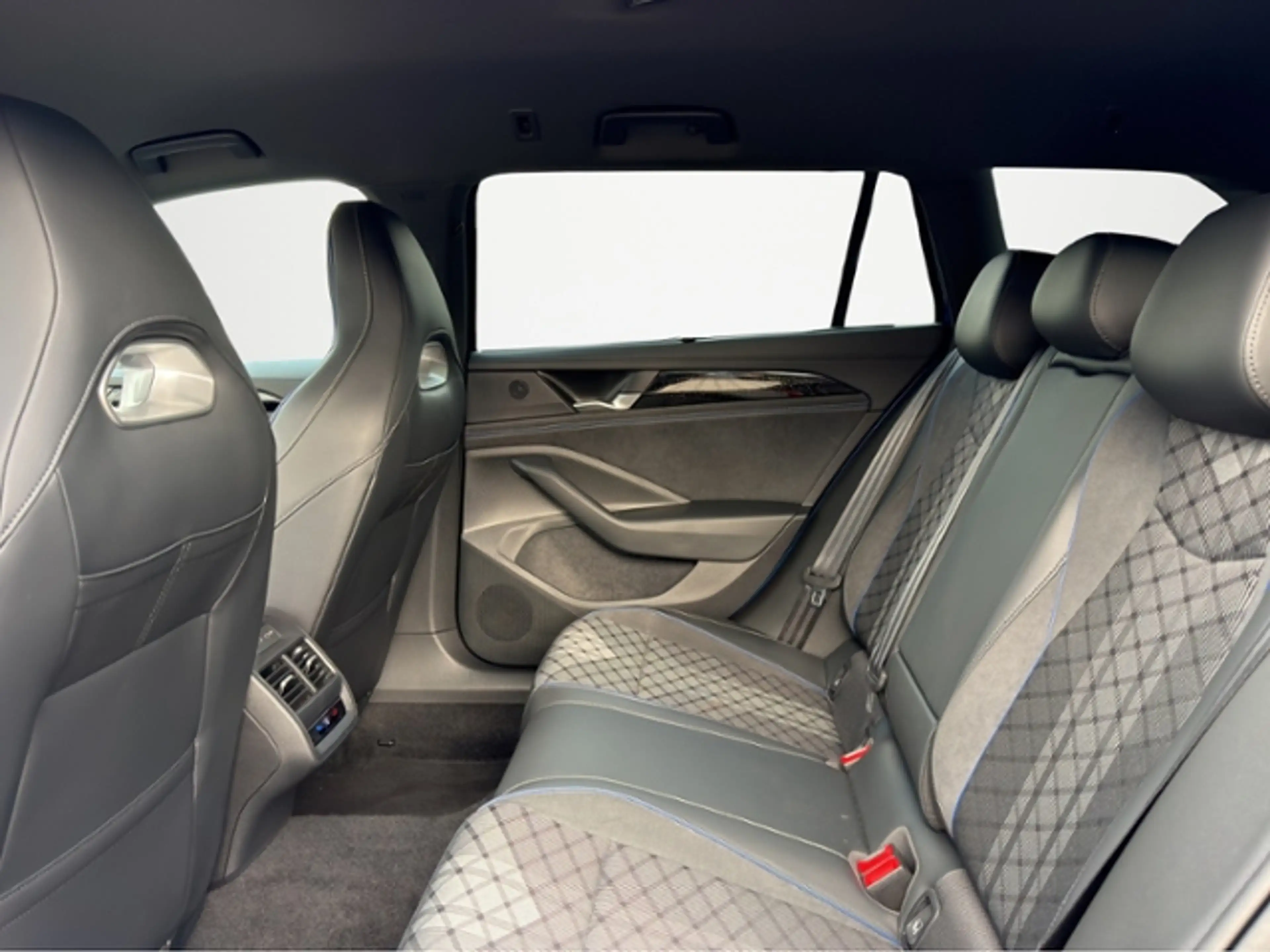 Volkswagen Passat Variant 2.0TDI R-Line Matrix/AHK/HuD/Kamera — photo 13