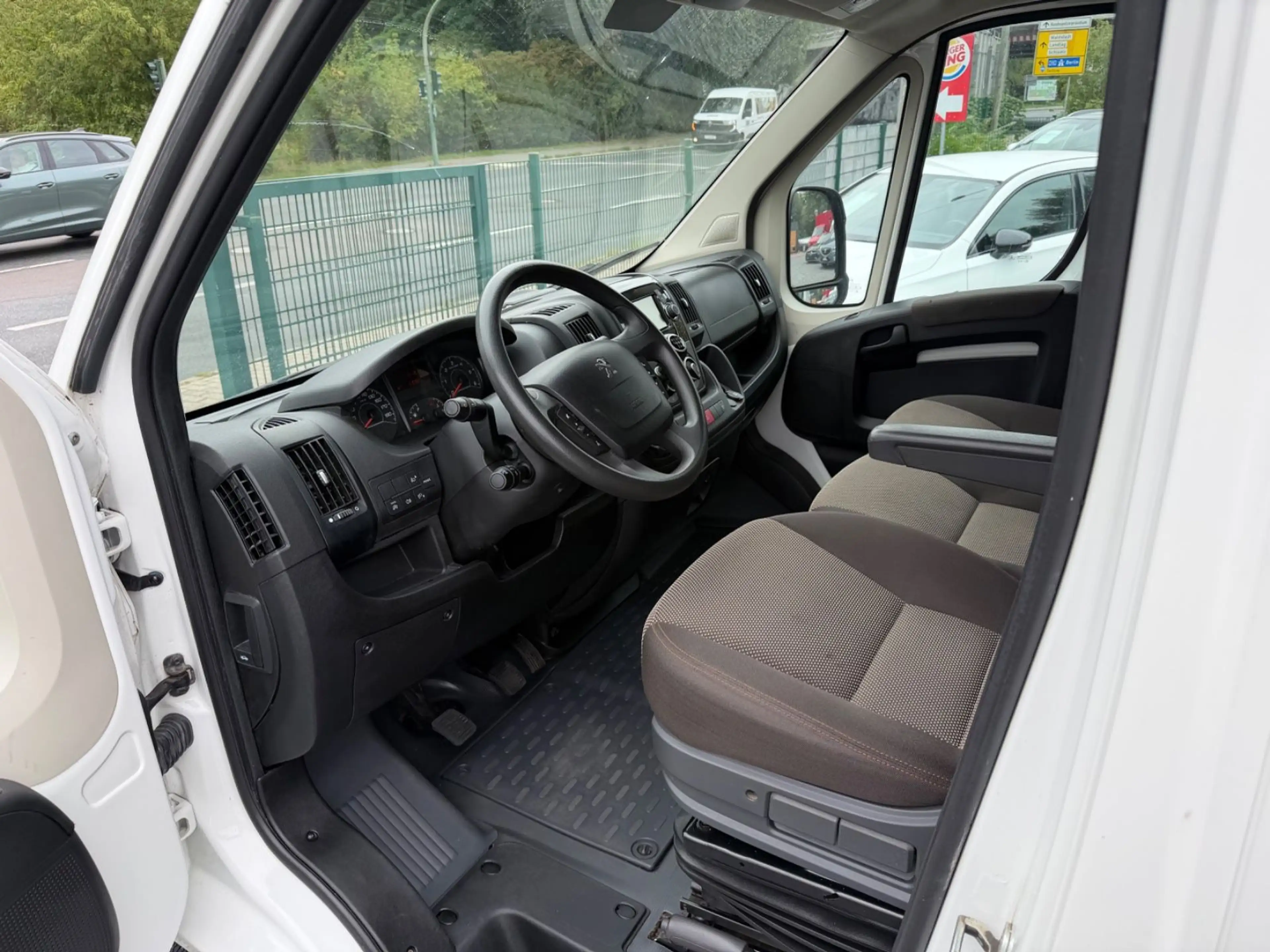 Peugeot Boxer Kasten 330 L1H1 Premium+KLIMA+NAVI+KAMERA+ — photo 9