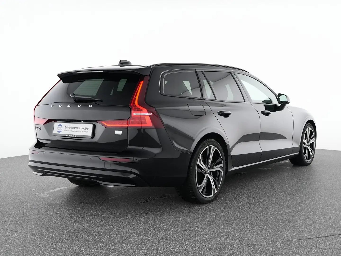 Volvo V60 T8 Recharge AWD Plus Dark 19"+AHK+PANO+ACC Zwart - 2