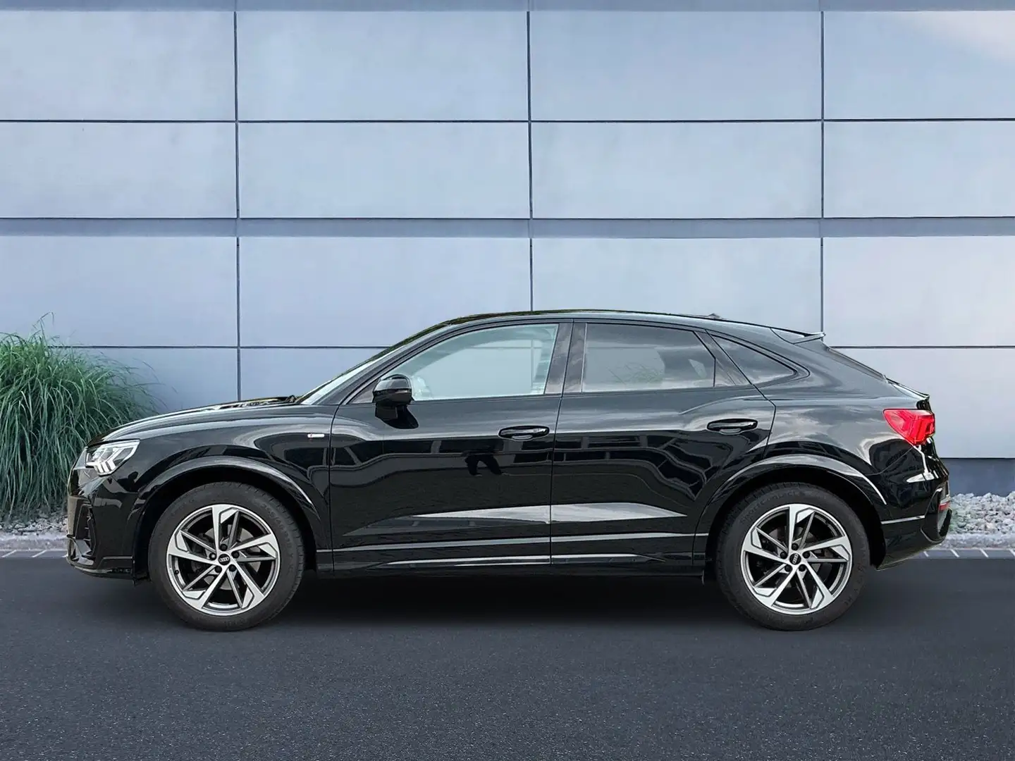 Audi Q3 TFSI S-Line AHK Noir - 2