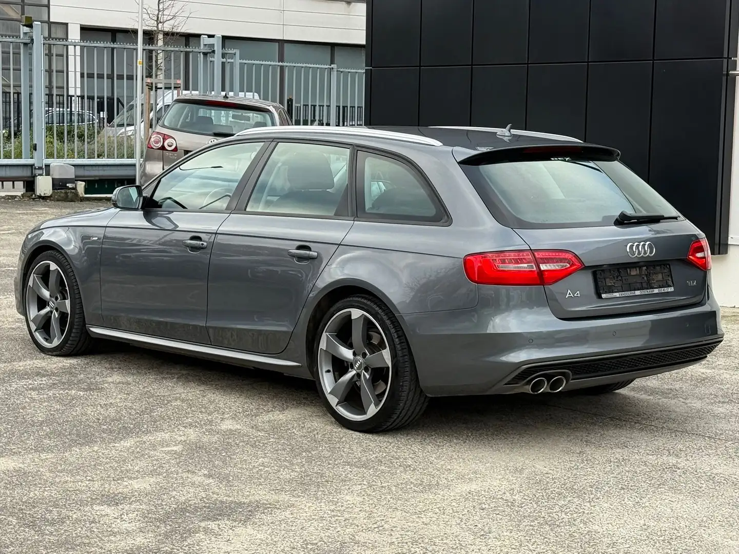 Audi A4 2.0 TDI - AUTOMATIQUE- S line Sportpaket Grijs - 2