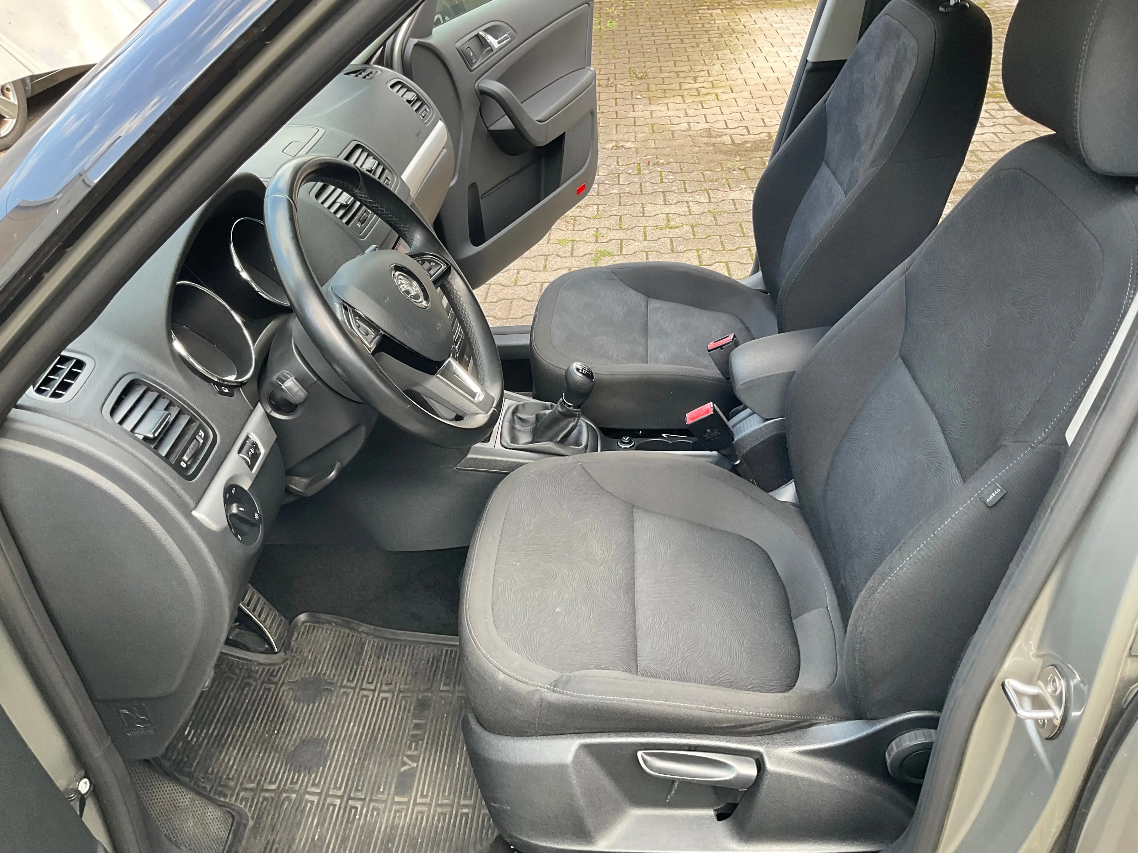 Skoda Yeti Yeti, 2.0 TDI, NAVI, PDC, ALU, — photo 11