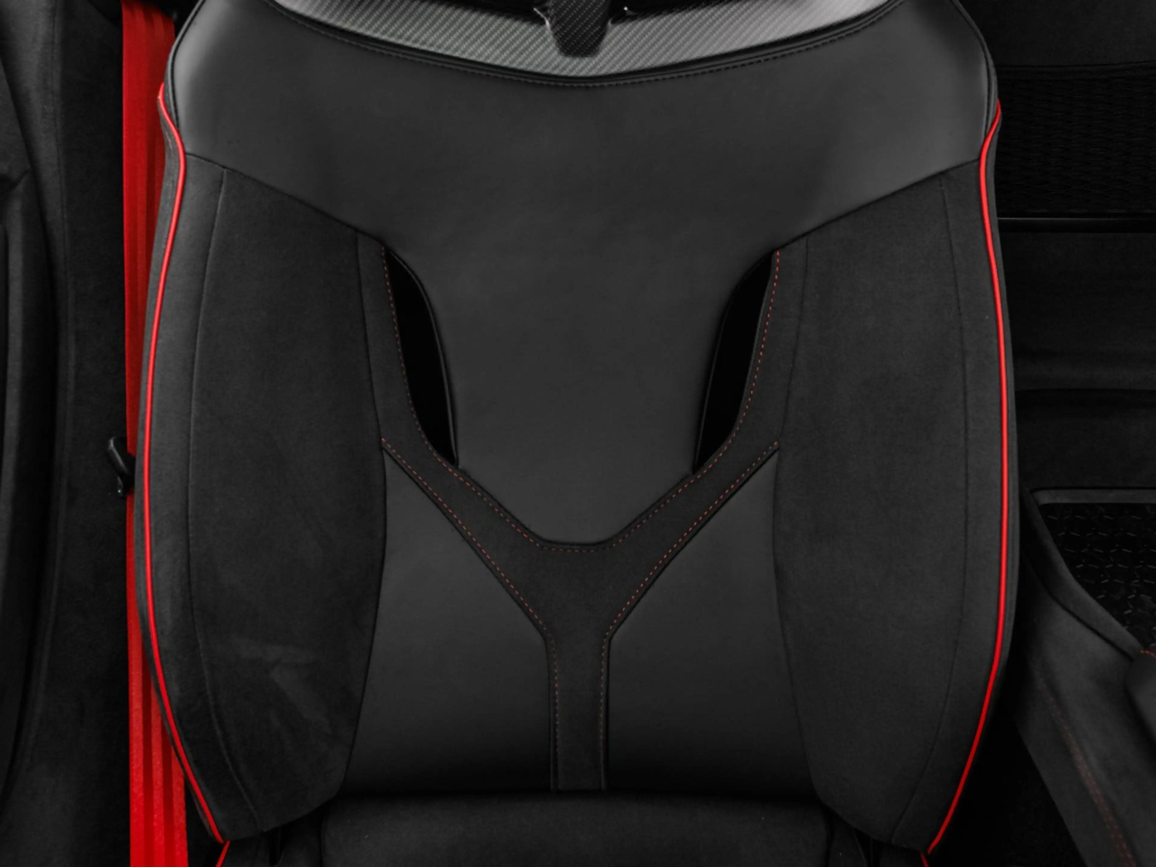 Lamborghini Revuelto — photo 14