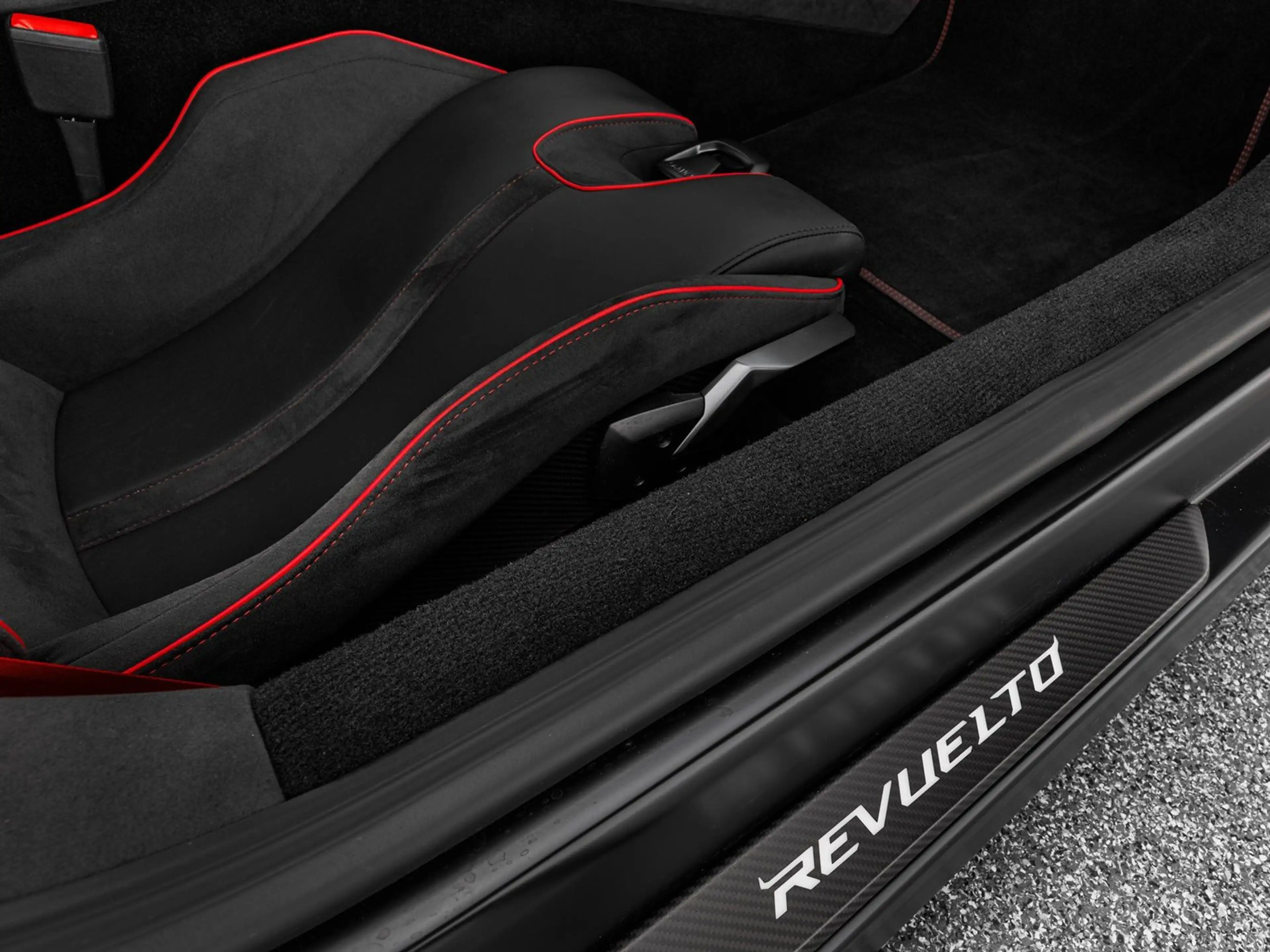 Lamborghini Revuelto — photo 15