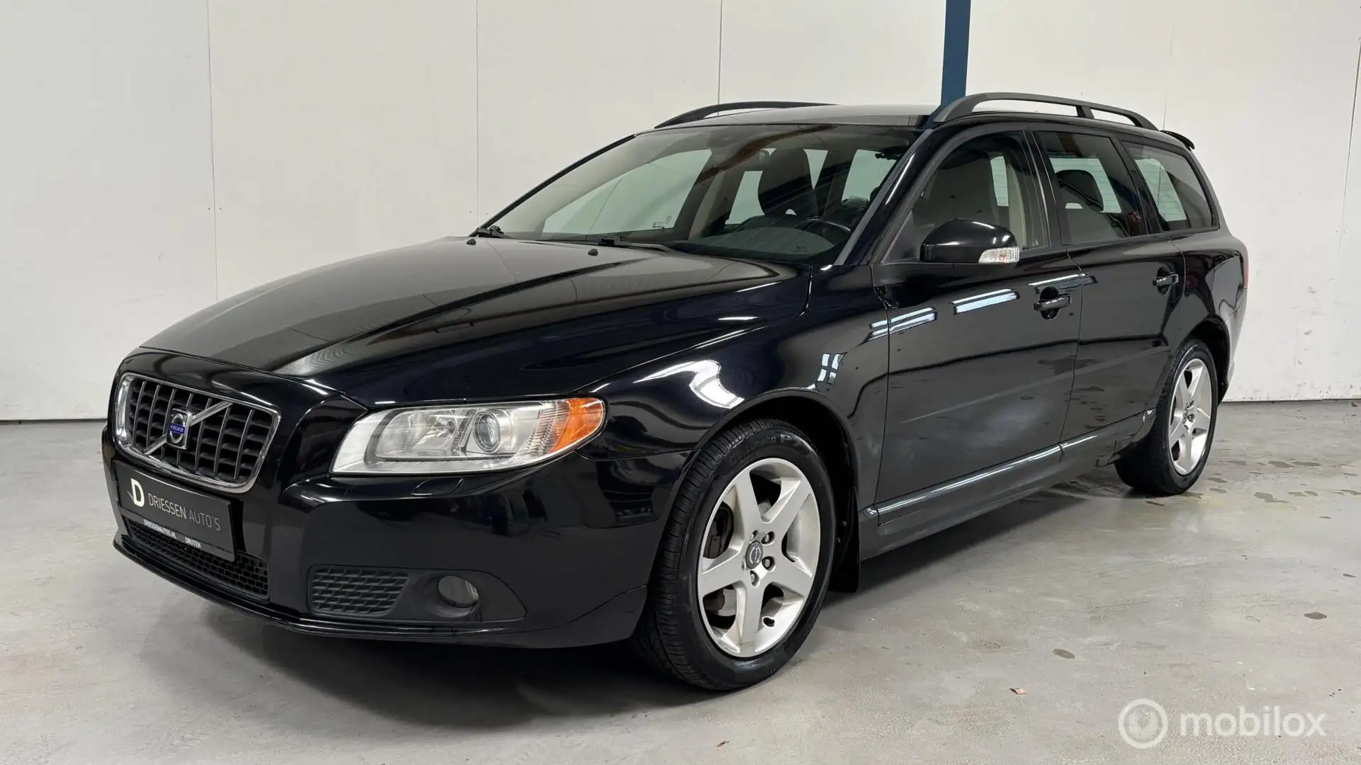 Volvo V70 2.5T Momentum AUTOMAAT/XENON/YOUNGTIMER Noir - 1