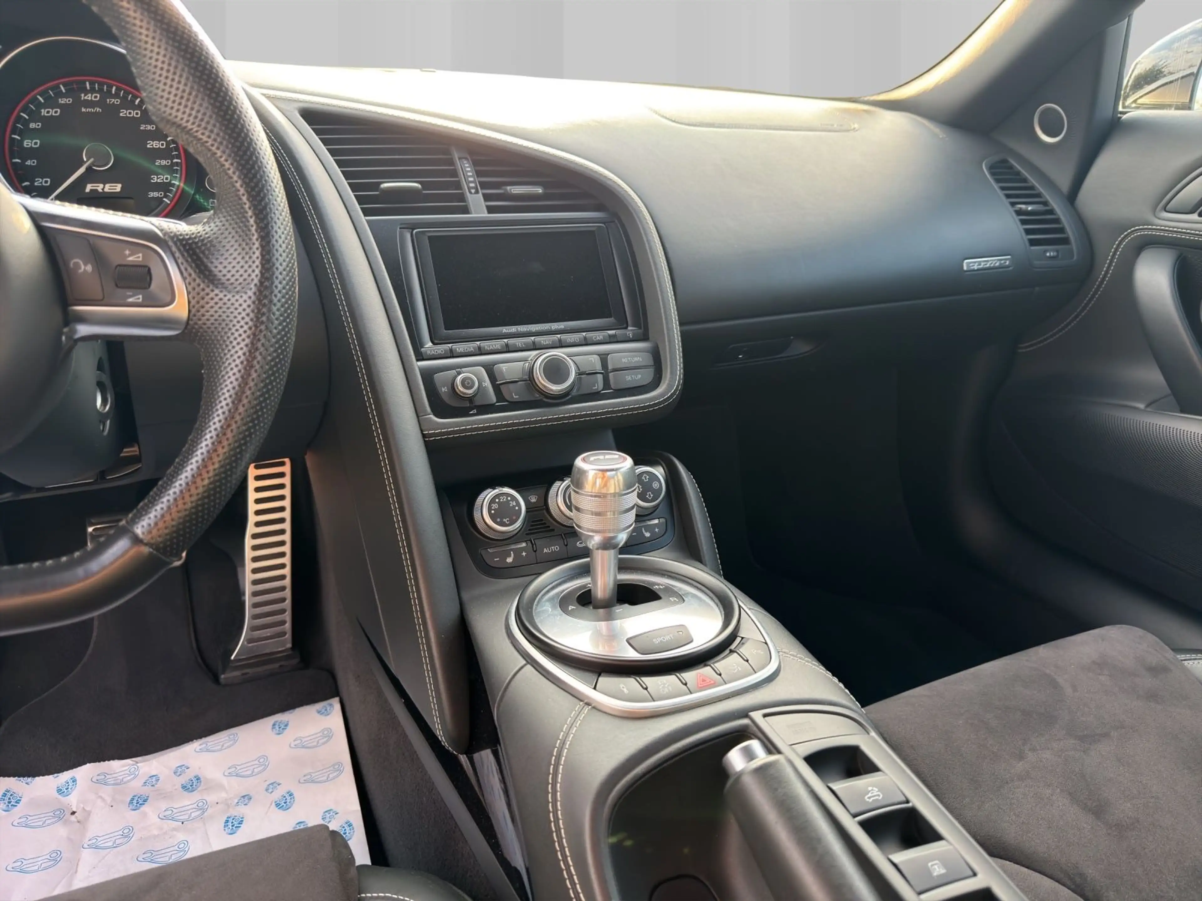 Audi R8 Spyder 5.2 FSI R tronic quattro exclusive — photo 12