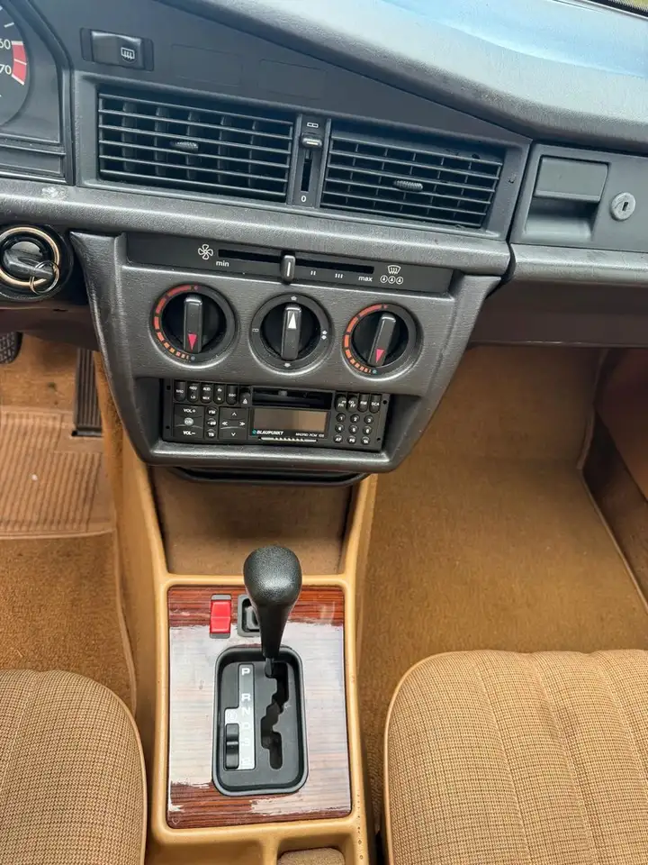Mercedes-Benz 190 Oldtimer Mercedes 190 E 2.3, foto 8