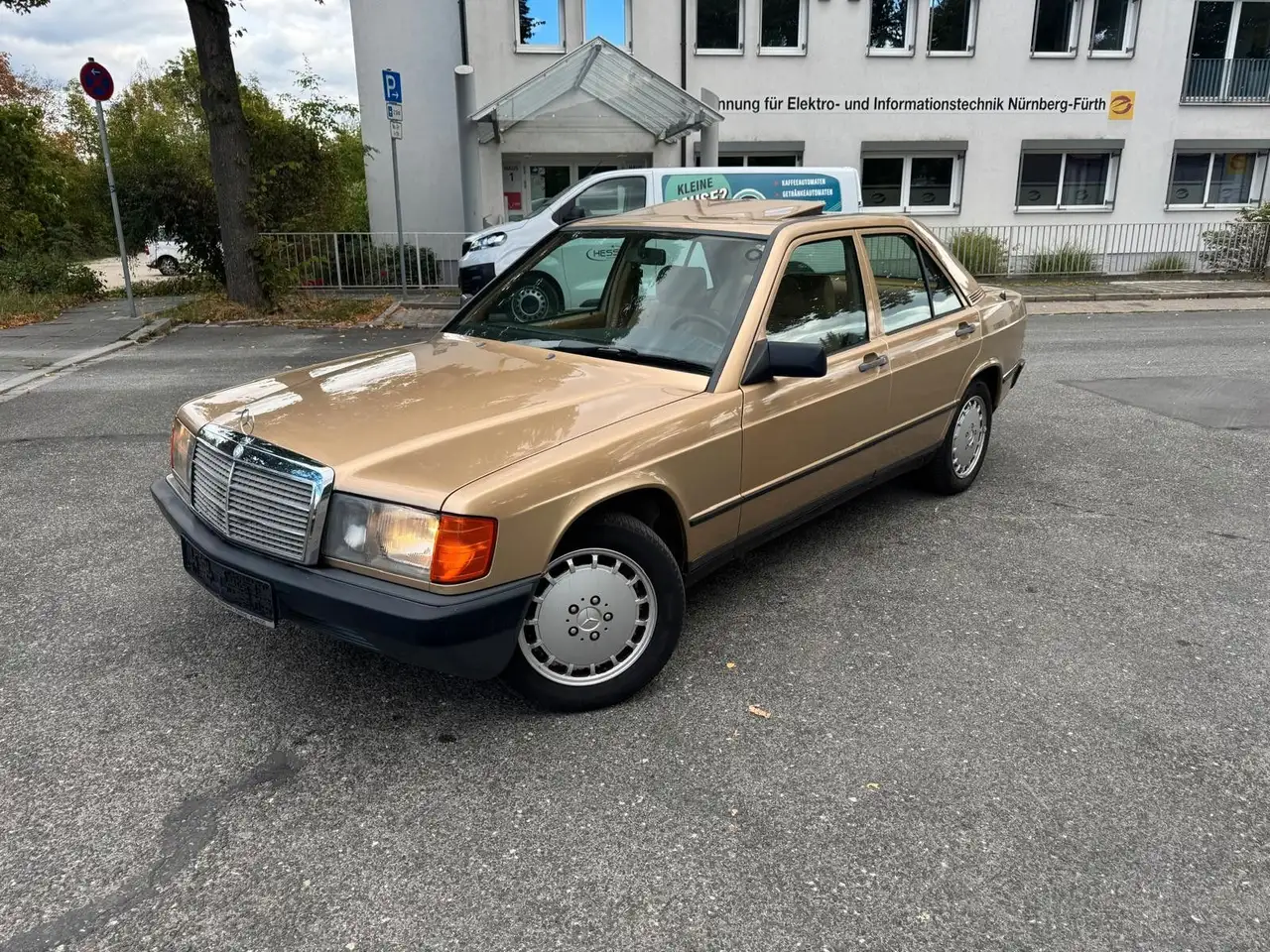 Mercedes-Benz 190 Oldtimer Mercedes 190 E 2.3, foto 1