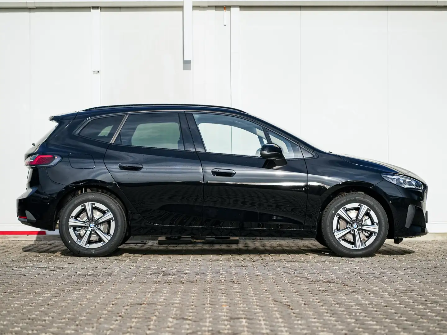 BMW 220 220i Active Tourer AHK 17" eSitze PANO aLED KoZg Schwarz - 2