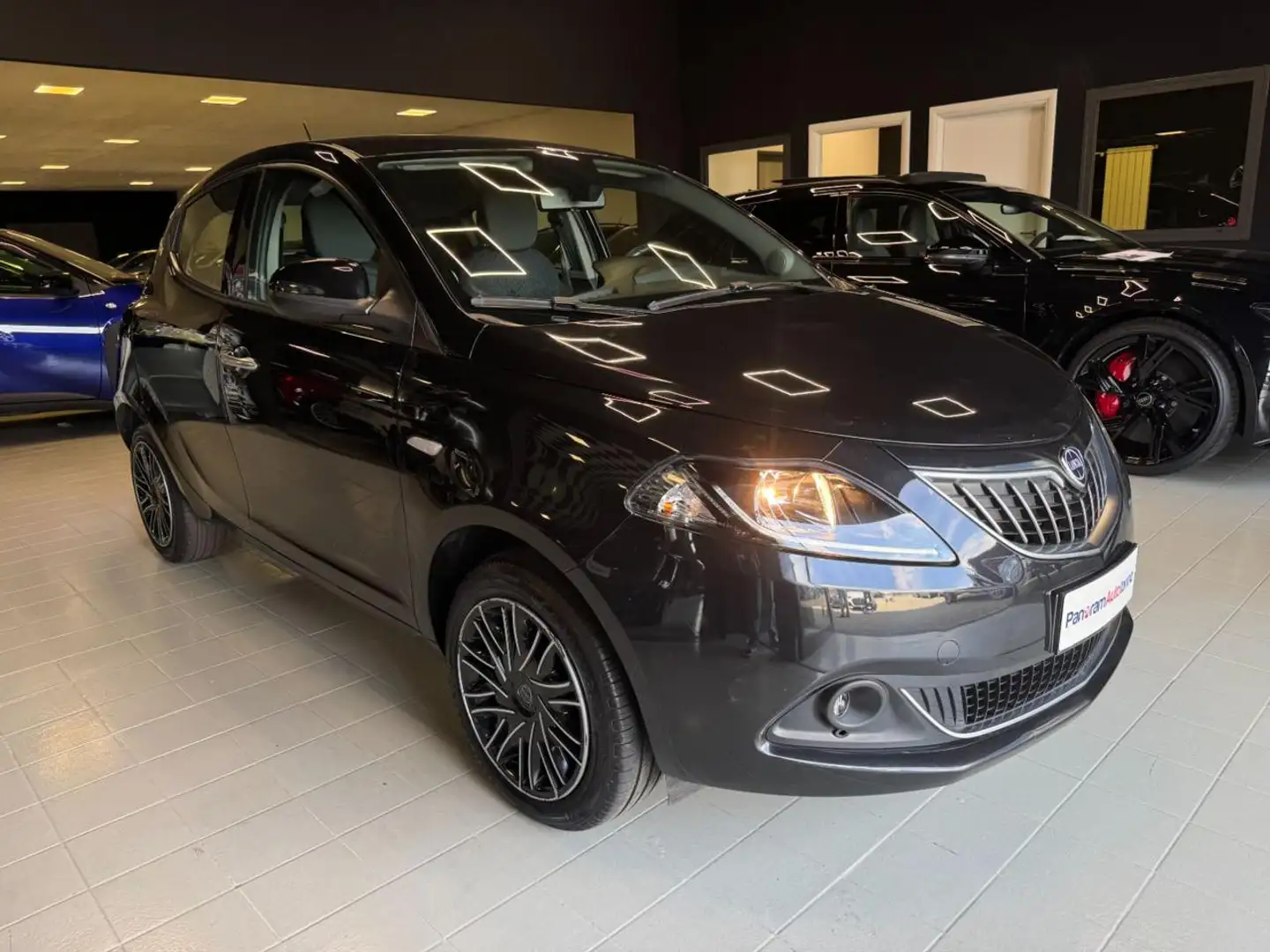 Lancia Ypsilon 1.0 FireFly 5 porte S&S Hybrid Gold Nero - 1