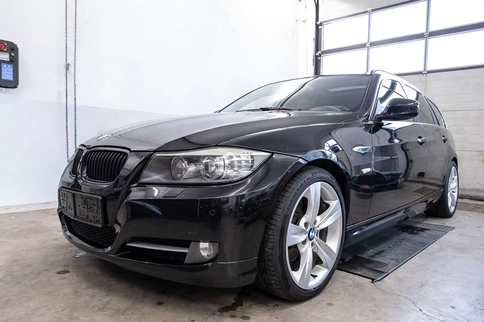 BMW 320 d xDrive Touring | Panoramadach | Anhängerkupplung Schwarz - 1