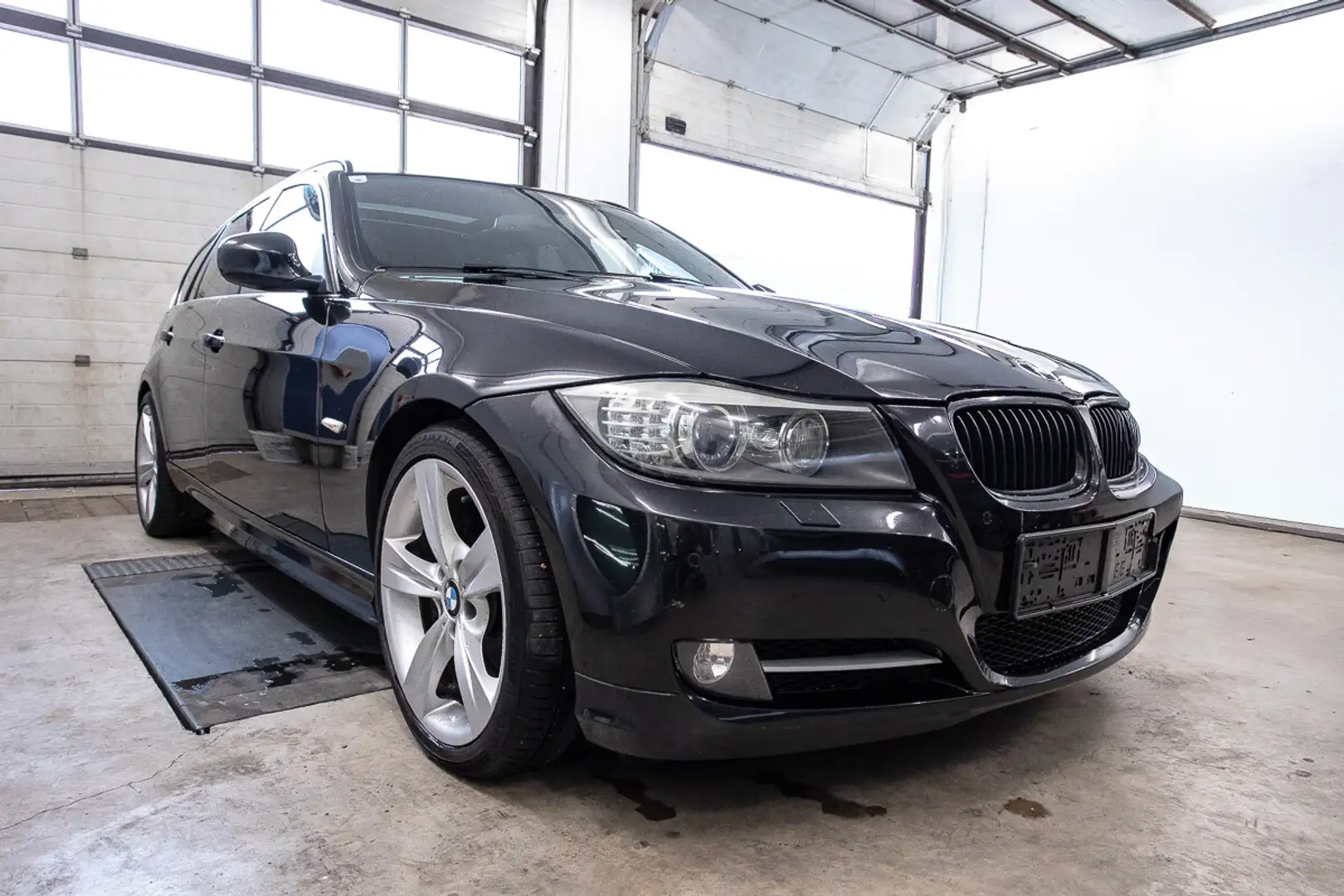 BMW 320 d xDrive Touring | Panoramadach | Anhängerkupplung Schwarz - 2