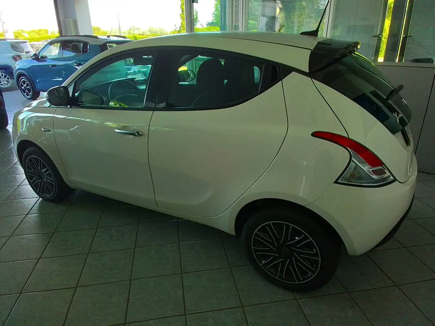 Lancia Ypsilon Silver Plus 1.0 Hybrid 70cv Bianco - 2