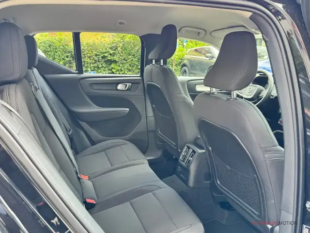 Volvo XC40 view 13
