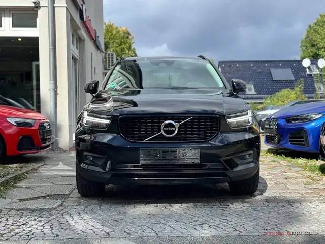Volvo XC40 view 3