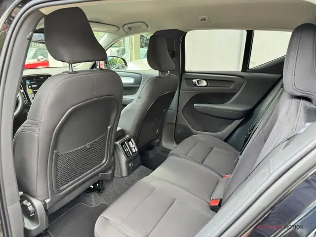 Volvo XC40 view 11