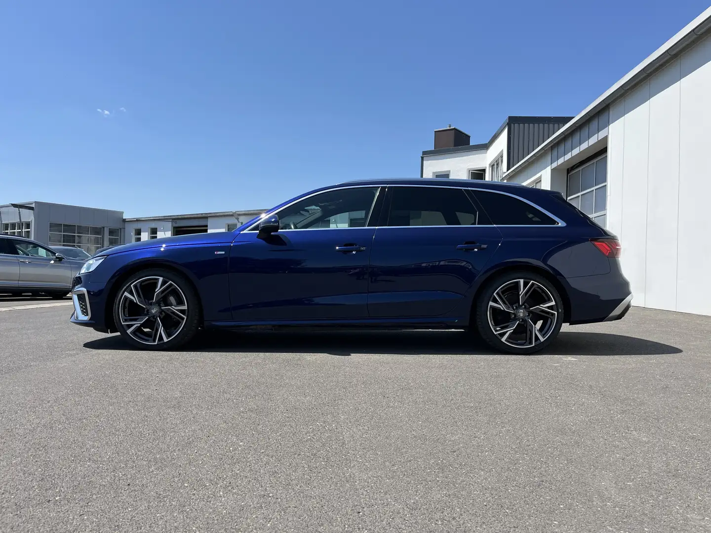 Audi A4 Avant 40 2.0 TDI quattro S tronic S-Line Blackline Blau - 2