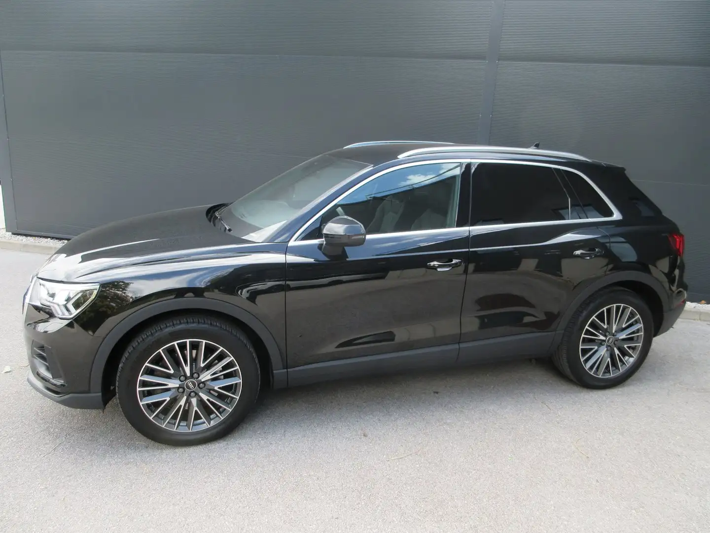 Audi Q3 40 TFSI quattro intense Schwarz - 2