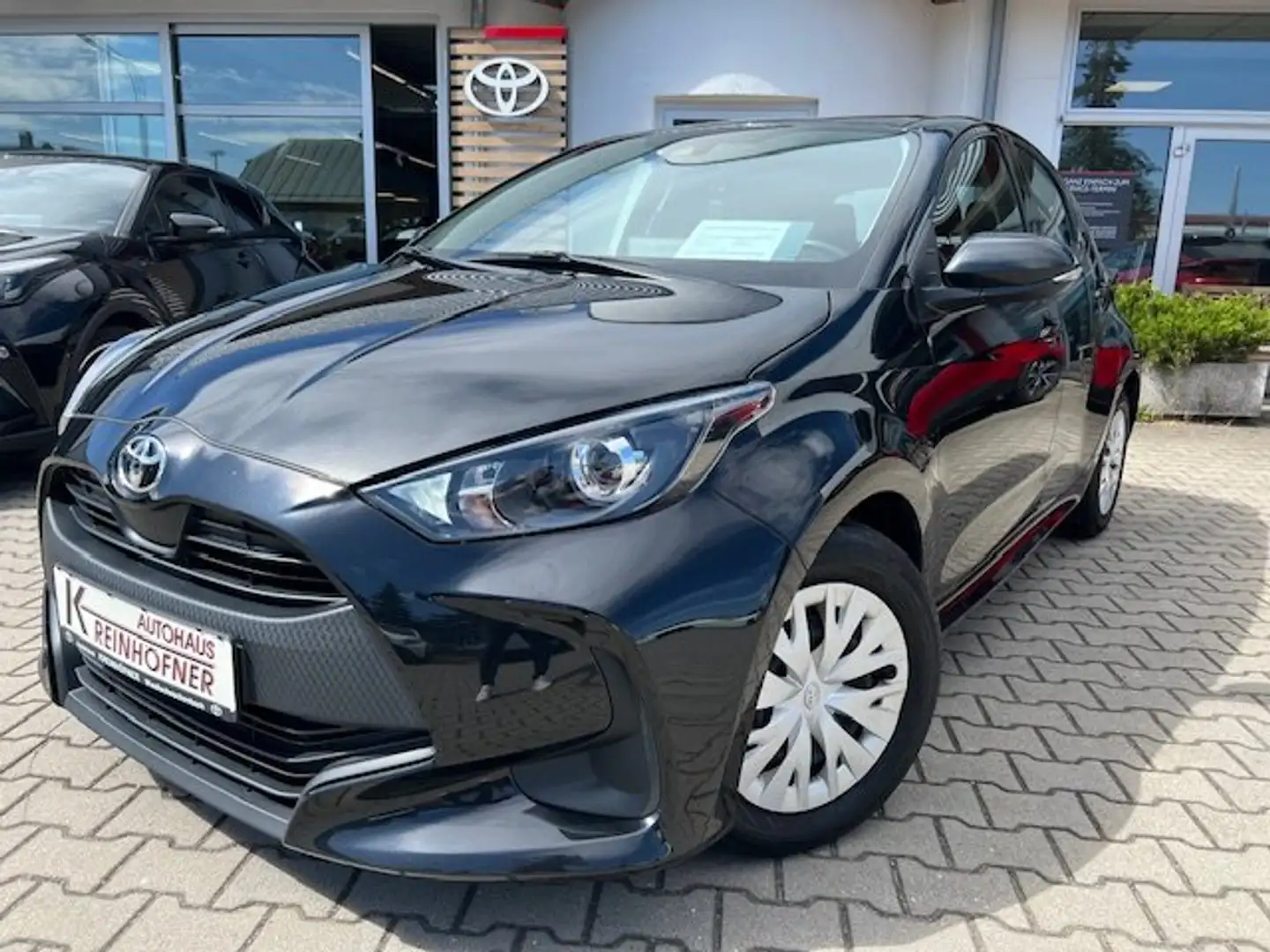 Toyota Yaris 1.0 VVT-i Comfort Zwart - 1