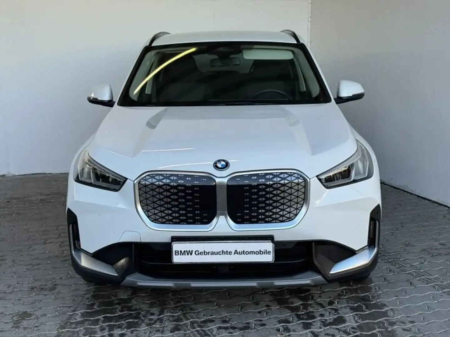 BMW iX1 xDrive30 Navi.LED.AHK.RFK.DAB.Sitzheiz Weiß - 2