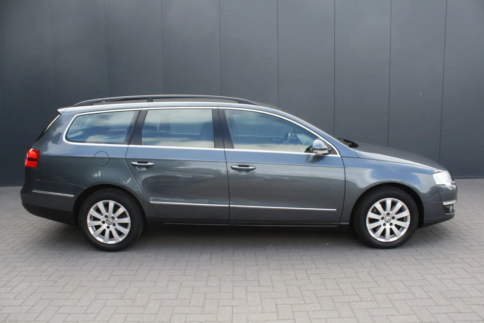 Volkswagen Passat Variant 2.0 TDI EURO 5 Comfortline Grijs - 2