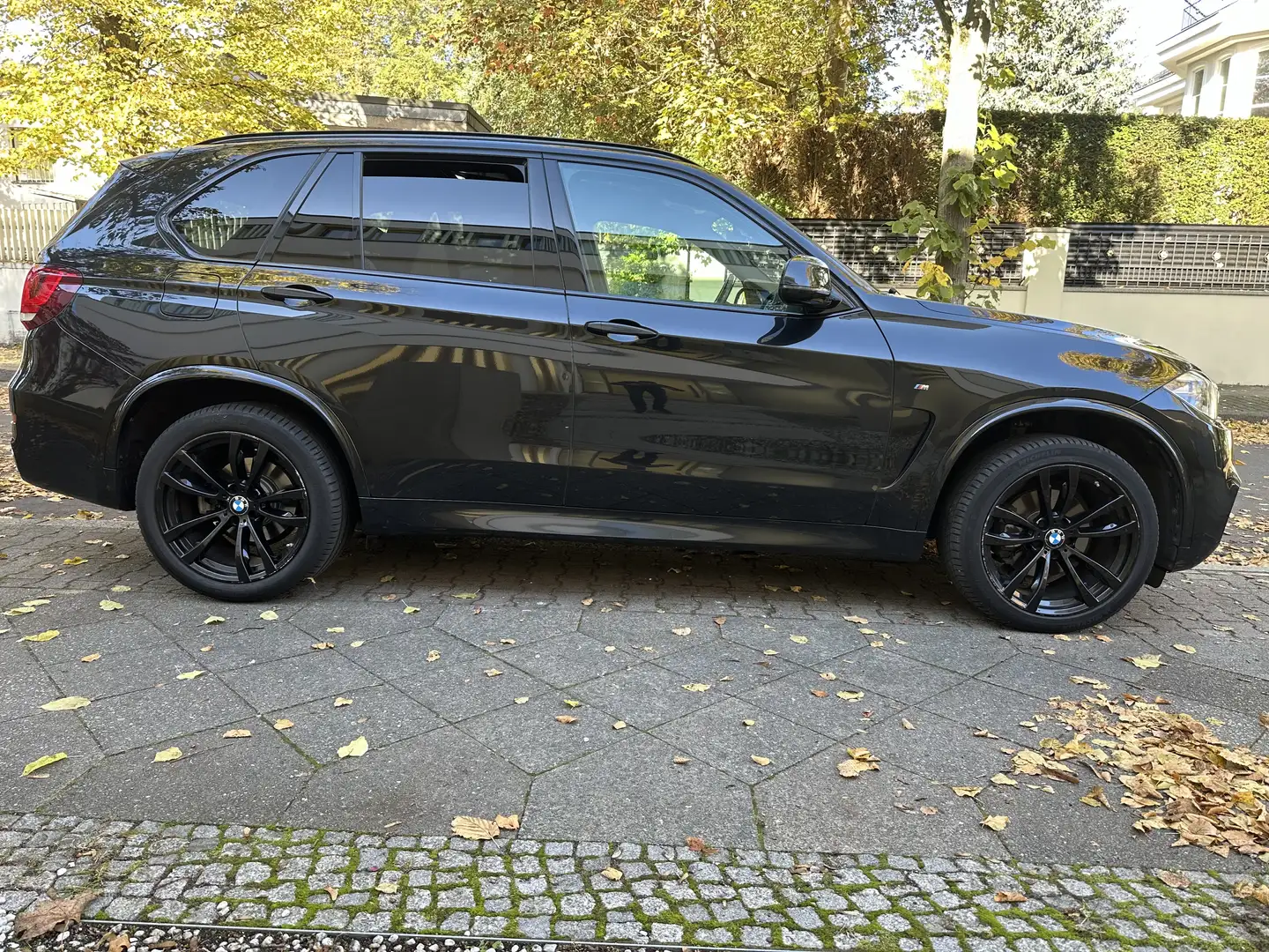 BMW X5 xDrive 30d, M-Paket, Pano, HUD, individual Schwarz - 2