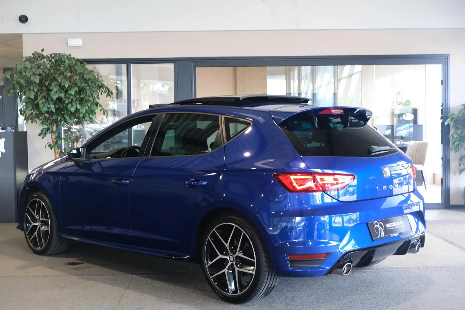 SEAT Leon 1.8 TSI FR DSG 180 PK Pano Navi Led Leder Cruise P Blauw - 2