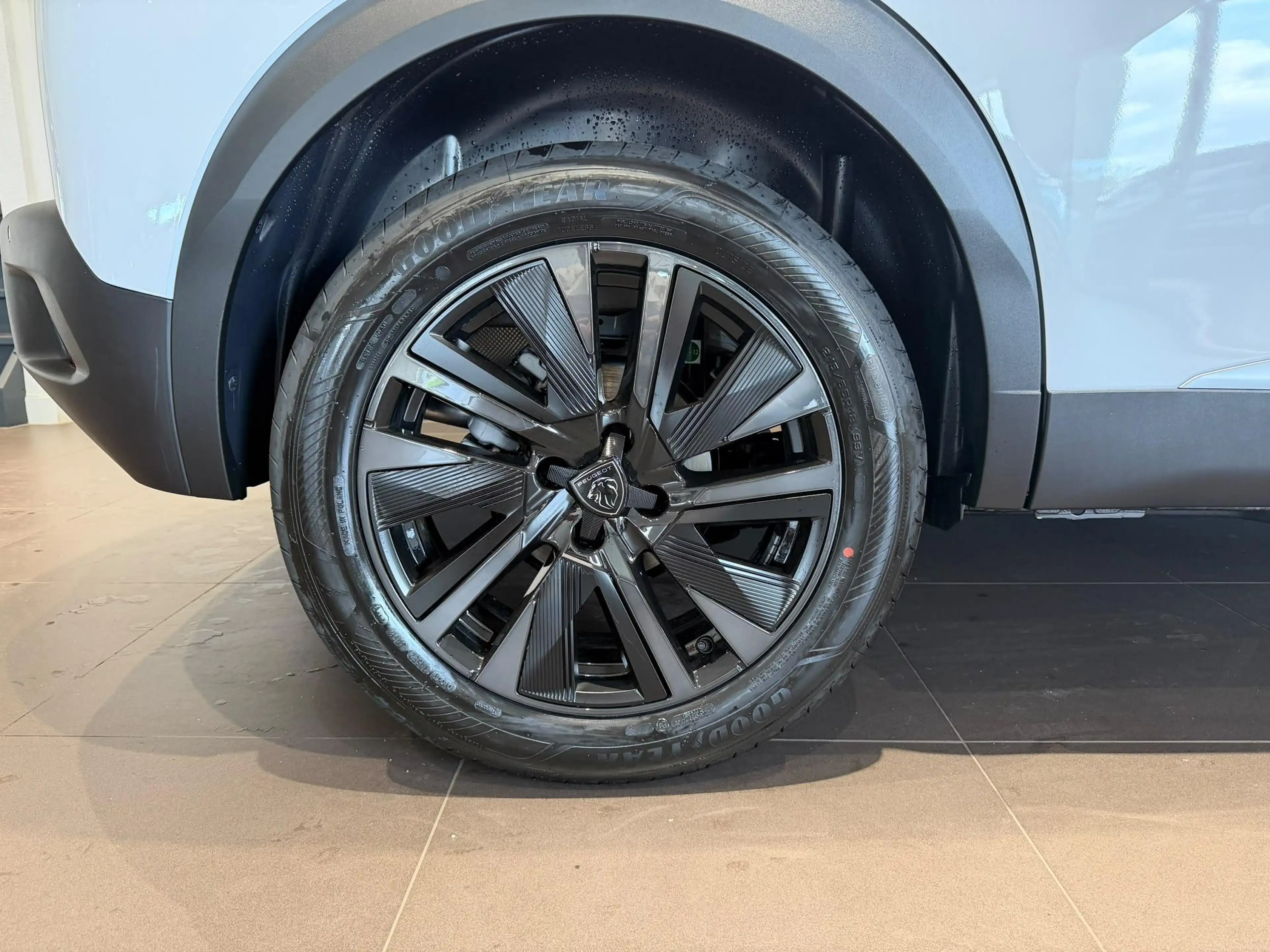 Peugeot 2008 1.2 Hybrid 136 GT — photo 5