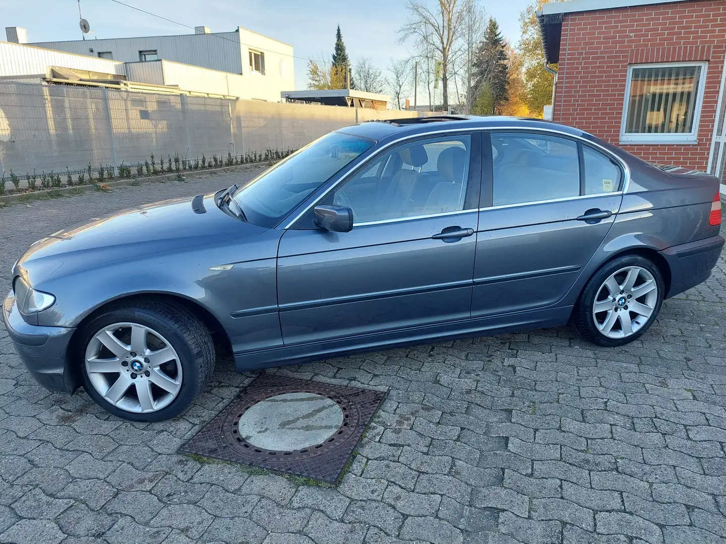 BMW 325 325i, Klima,eGSD,SHZ,LM,PDC,Tüv neu bis 10/2027 Grau - 1