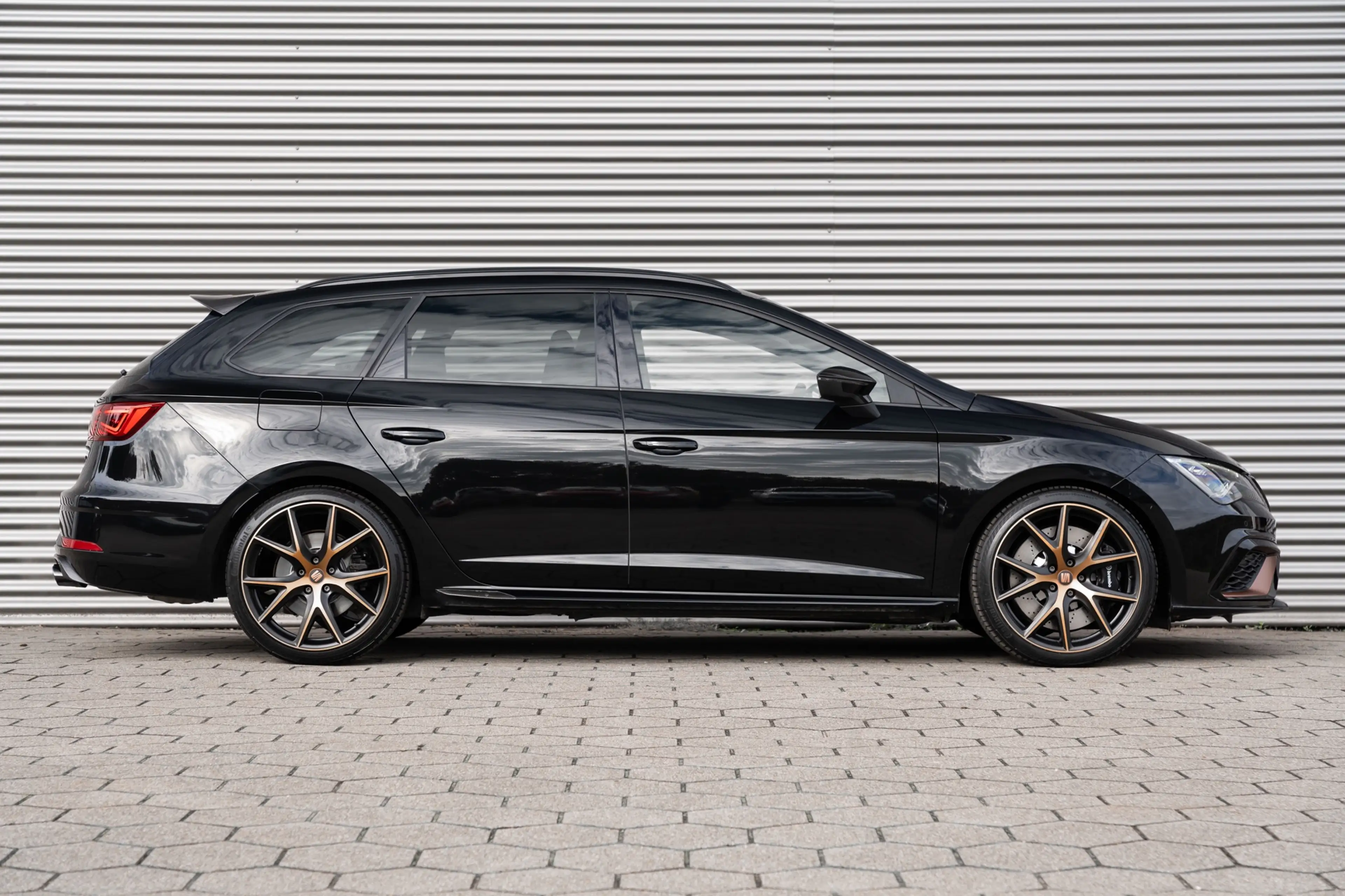 SEAT Leon ST 2.0 TSI 4DRIVE CUPRA R CARBON BREMBO BEATS — photo 8