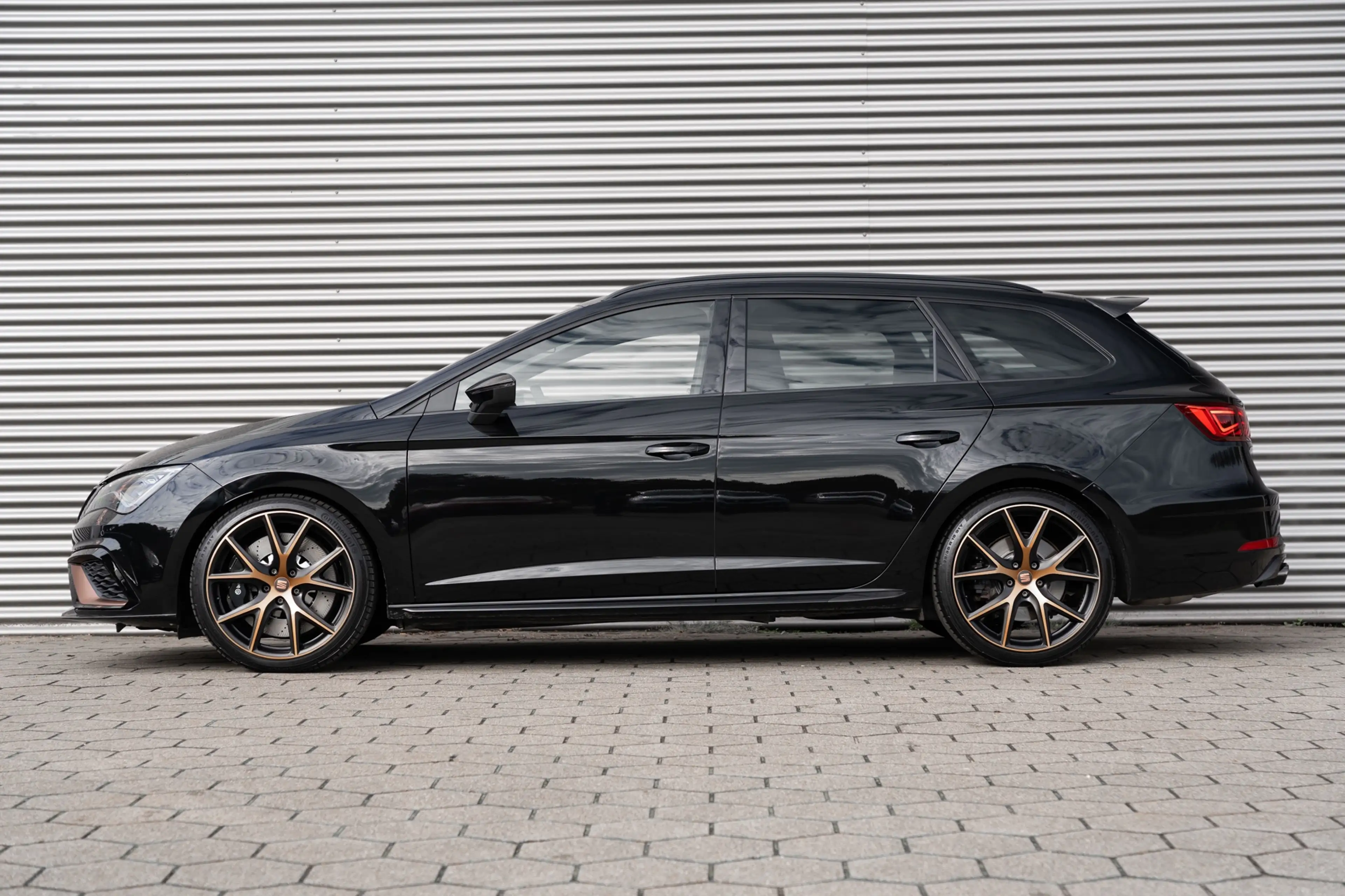 SEAT Leon ST 2.0 TSI 4DRIVE CUPRA R CARBON BREMBO BEATS — photo 4
