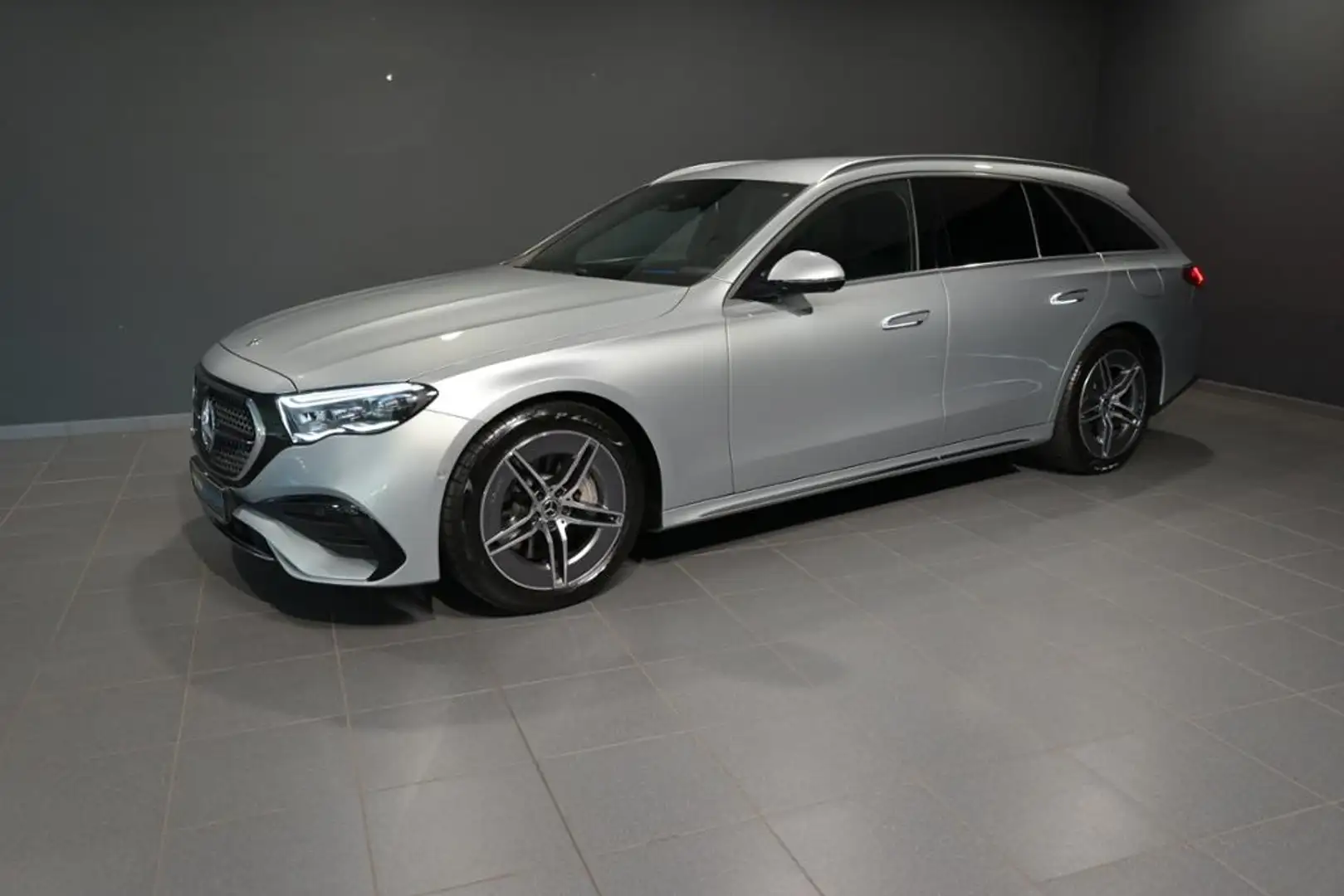 Mercedes-Benz E 300 e T AMG/360'/LED/DISTRO/AHK/SHZ Silber - 1