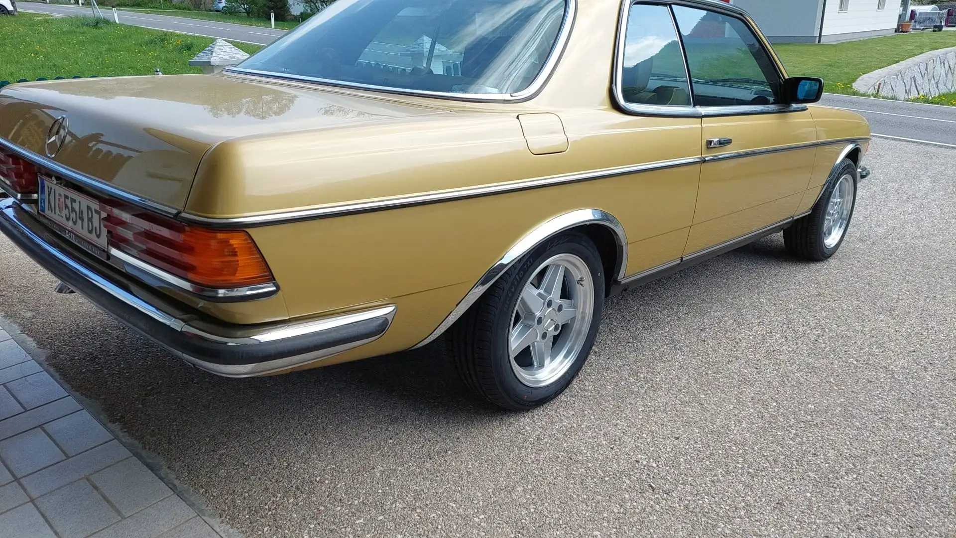 Mercedes-Benz 230 W123 Coupe Bronzová - 1