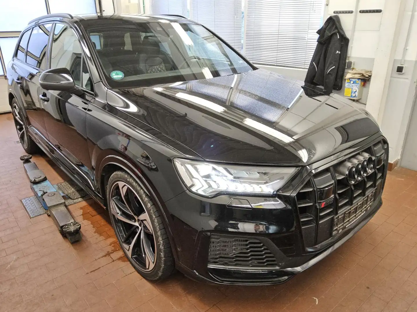 Audi SQ7 4.0 TFSI quattro competition + 7 Sitze AHK Schwarz - 2