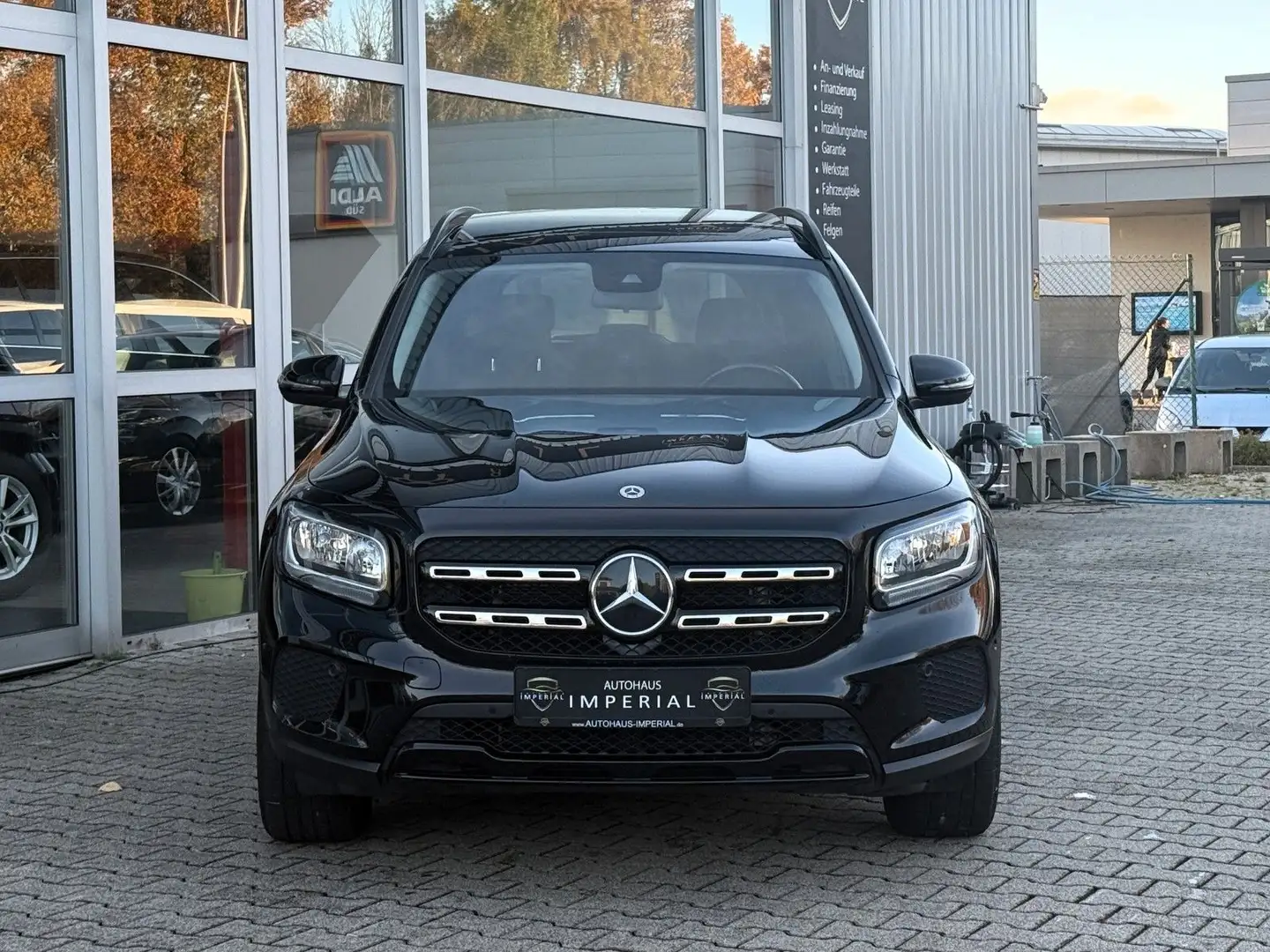 Mercedes-Benz GLB 200 d 4Matic NIGHT LEDER+NAVI+STNDHZ+PANO+AHK Schwarz - 2