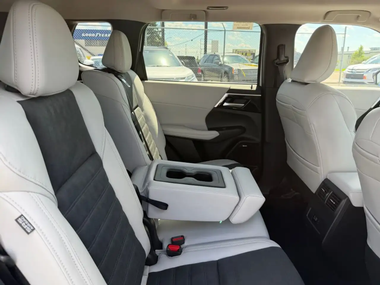 Mitsubishi Outlander снимка Mitsubishi Outlander