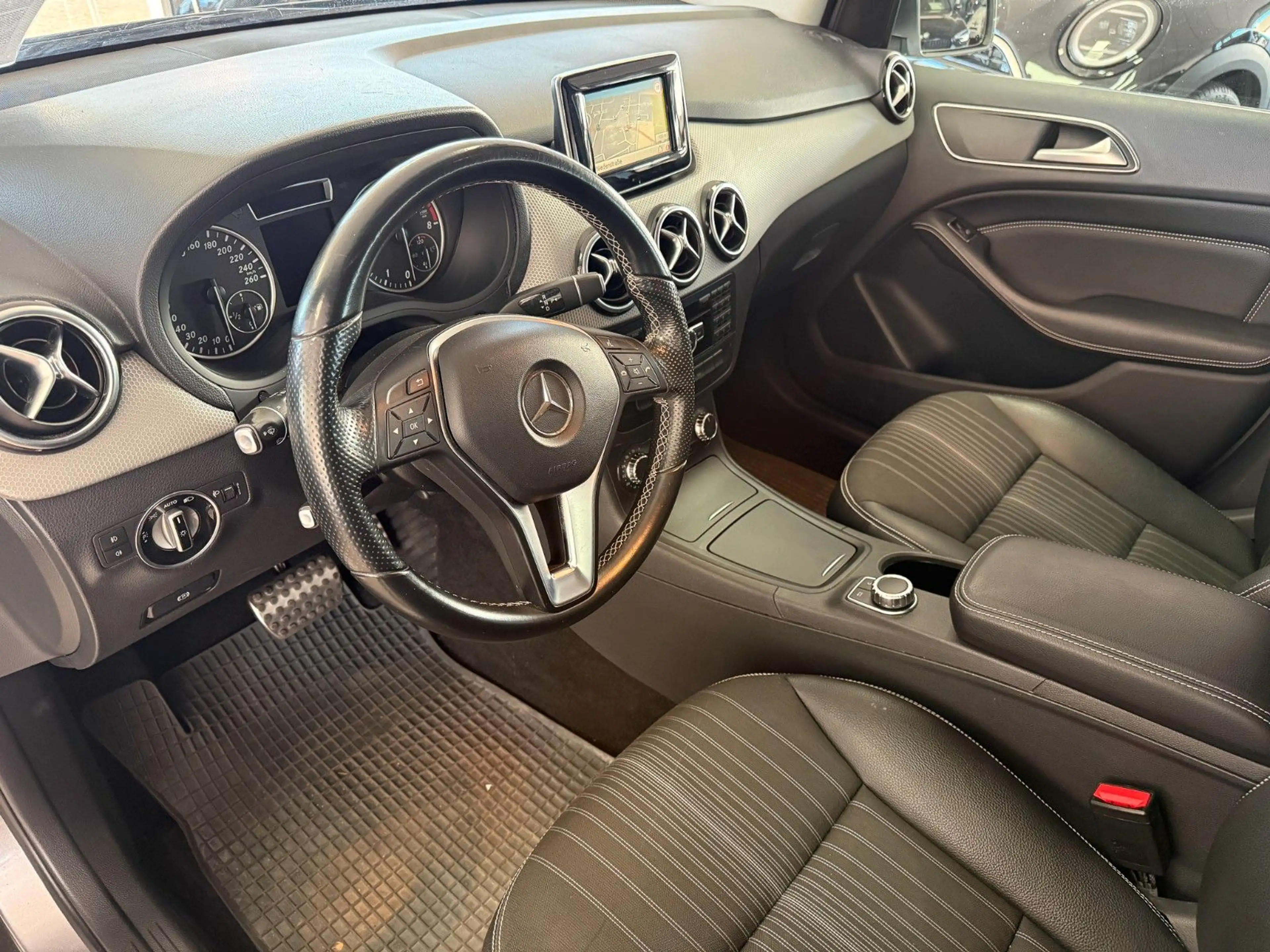 Mercedes-Benz B 200 Automatik Navi Teilleder TÜV Neu 2.Hand — photo 9