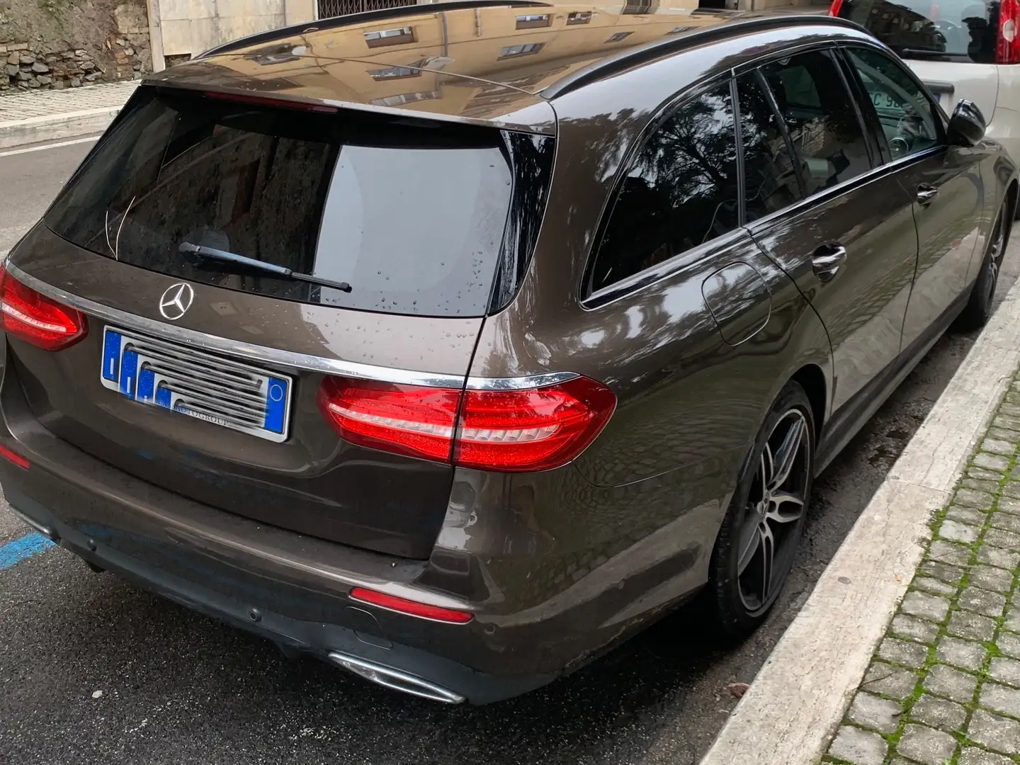 Mercedes-Benz E 220 amg line 4 matic Bruin - 1
