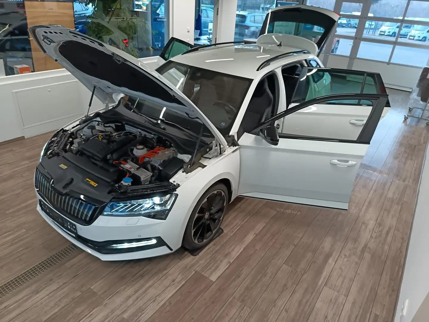 Skoda Superb Combi Sportline Hybrid iV+AHK+DCC+ACC+LED Weiß - 2