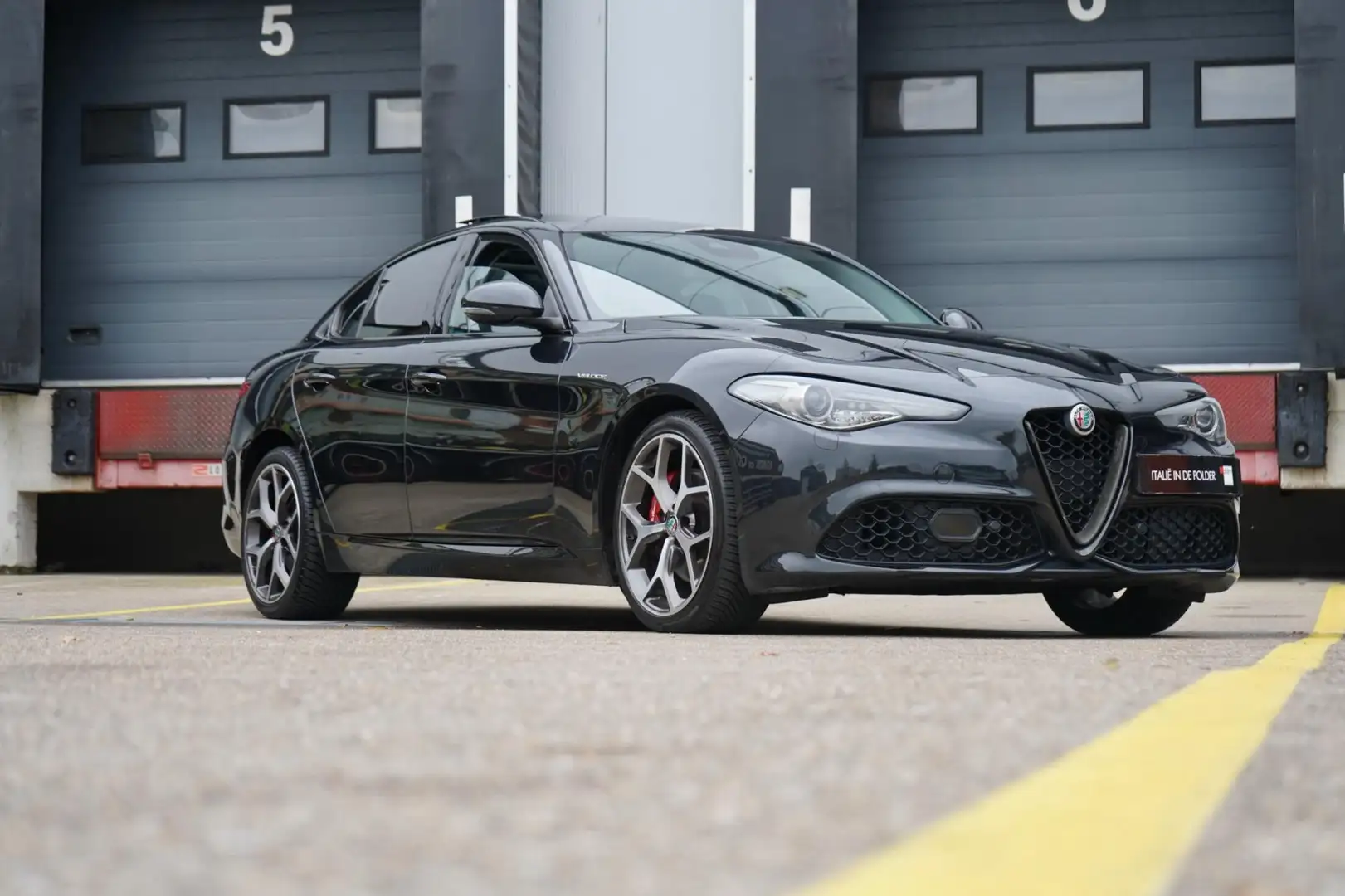 Alfa Romeo Giulia 2.0 T AWD Veloce Skywindow Zwart - 1