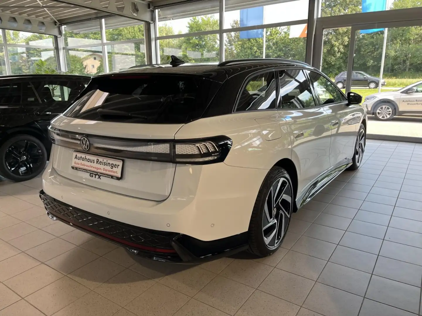Volkswagen ID.7 Tourer GTX 4Motion (AHK,Sounds,IQ-Light,Navi,Pano) Weiß - 2