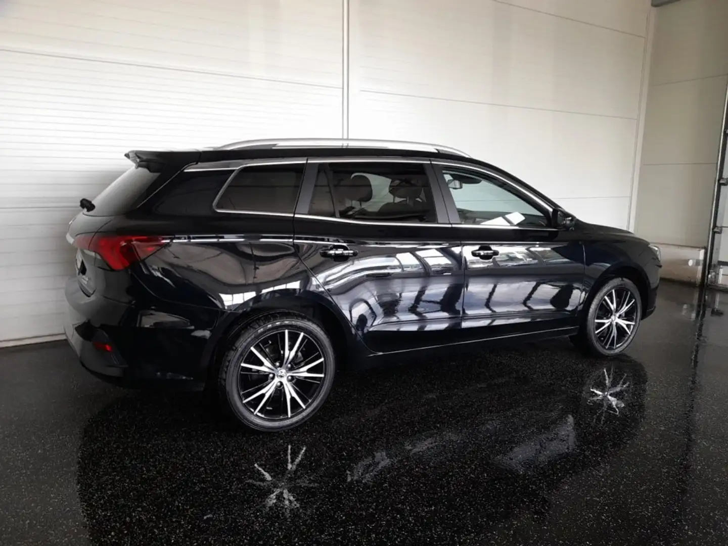 MG MG5 5 Kombi LUXURY 50kWh Aut. *VOLL LED & FLA / NAVI / ACC / 360° KAMERA / LEDER & SHZG / KLIMAAUT.* Schwarz - 2