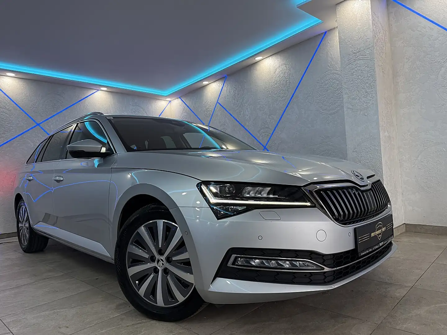 Skoda Superb Kombi 2,0 TDI Style DSG*MATRIX*NAVI*KAMERA*ACC*... Grau - 1